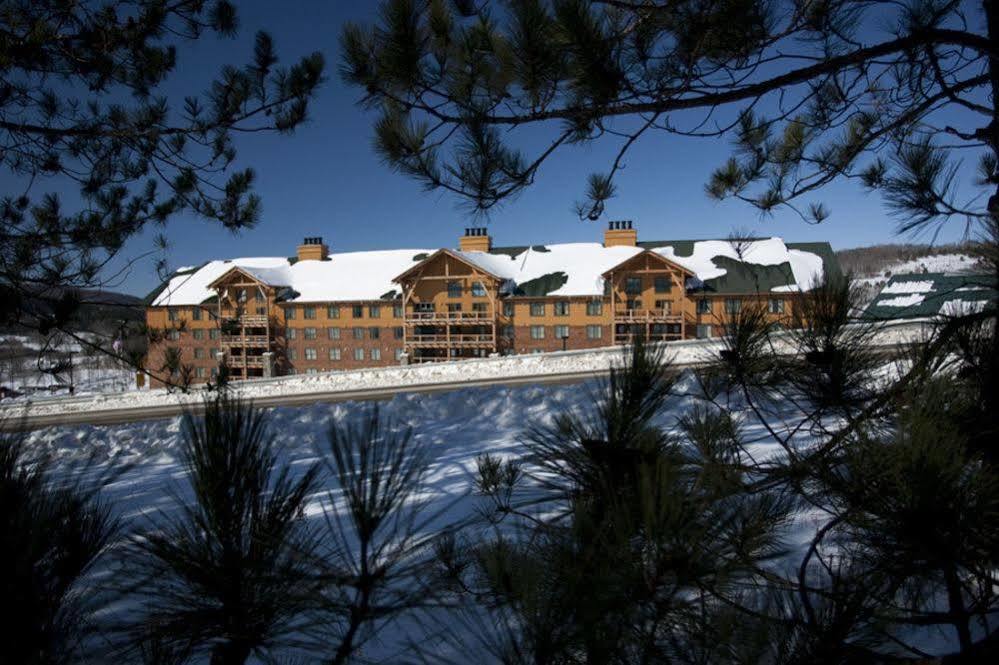 Hope Lake Lodge & Indoor Waterpark Cortland Zewnętrze zdjęcie